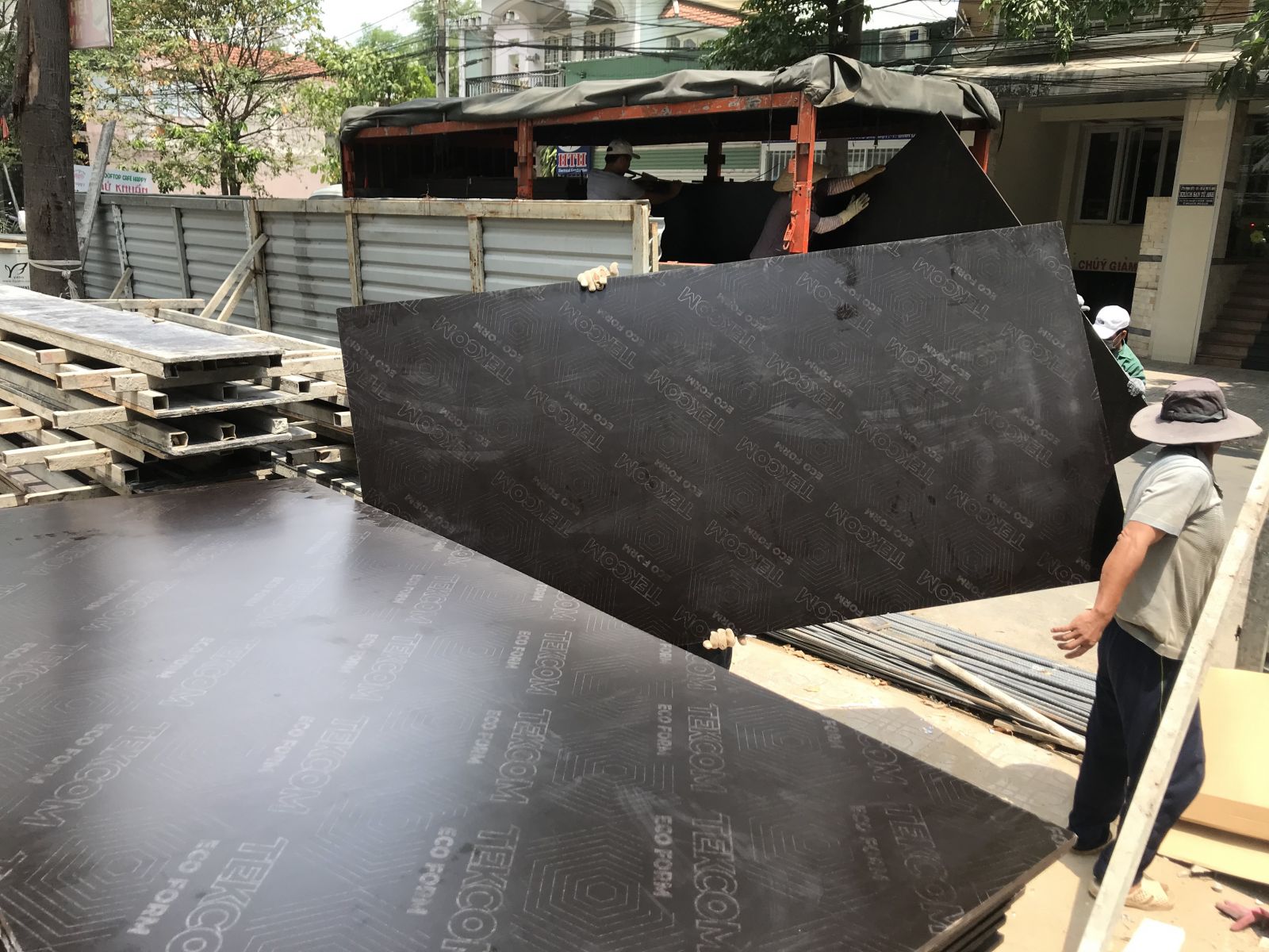 Ván Tekcom 15mm, giá ván phủ phim 15mm, Giá ván ép Cốp Pha phủ phim Tekcom 15mm 1.220 x 2.440 x 15ly